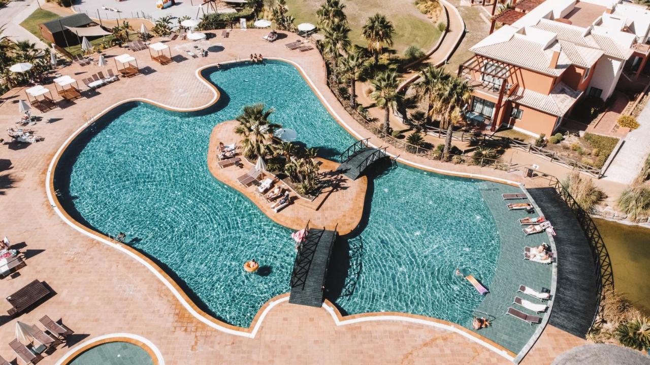 Monte Santo Resort Карвоейро Екстериор снимка Aerial view of the pool at the Sheraton Hotel