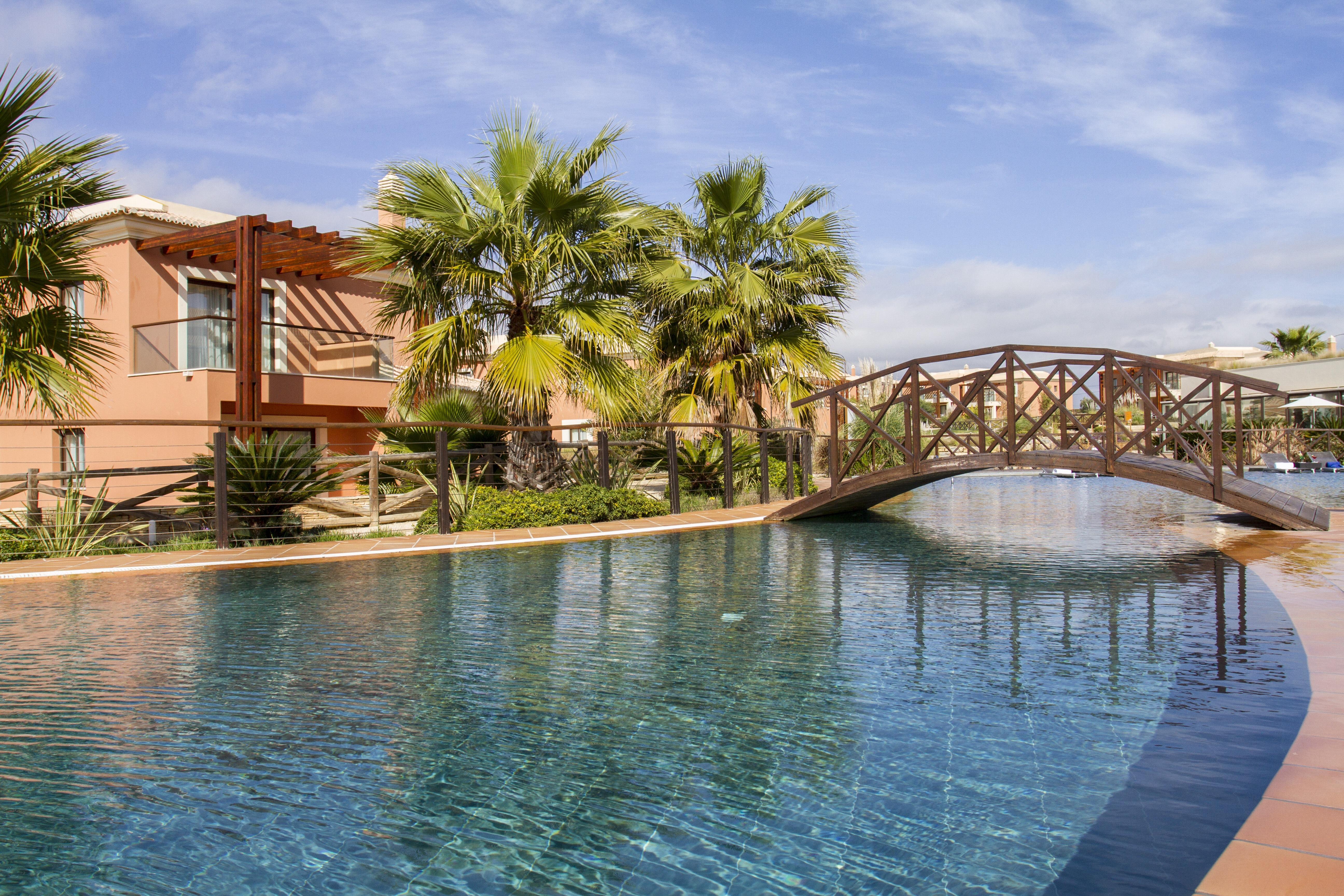 Monte Santo Resort Карвоейро Екстериор снимка The swimming pool at the hotel
