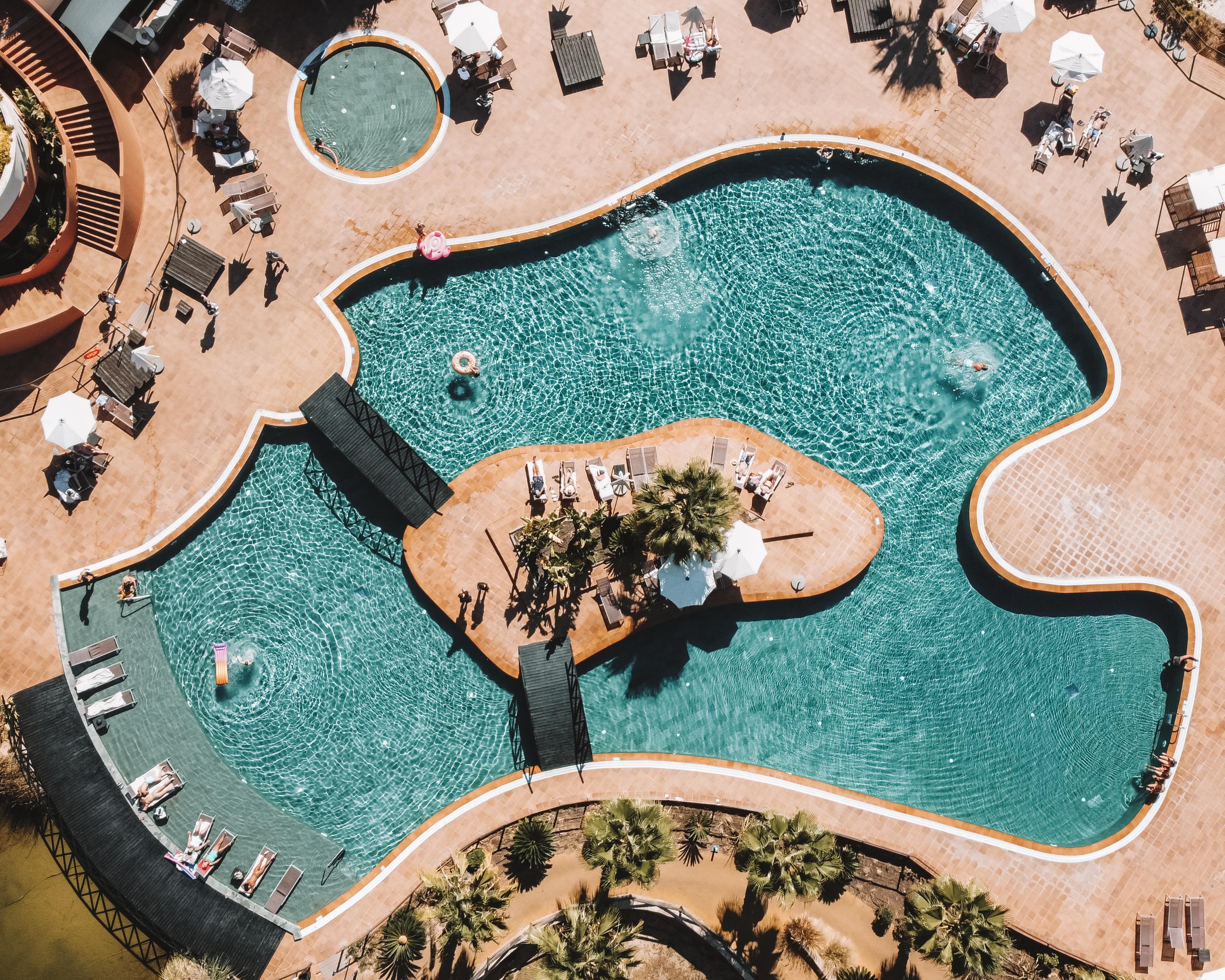 Monte Santo Resort Карвоейро Екстериор снимка Aerial view of the pool at the Hilton Hawaiian Village