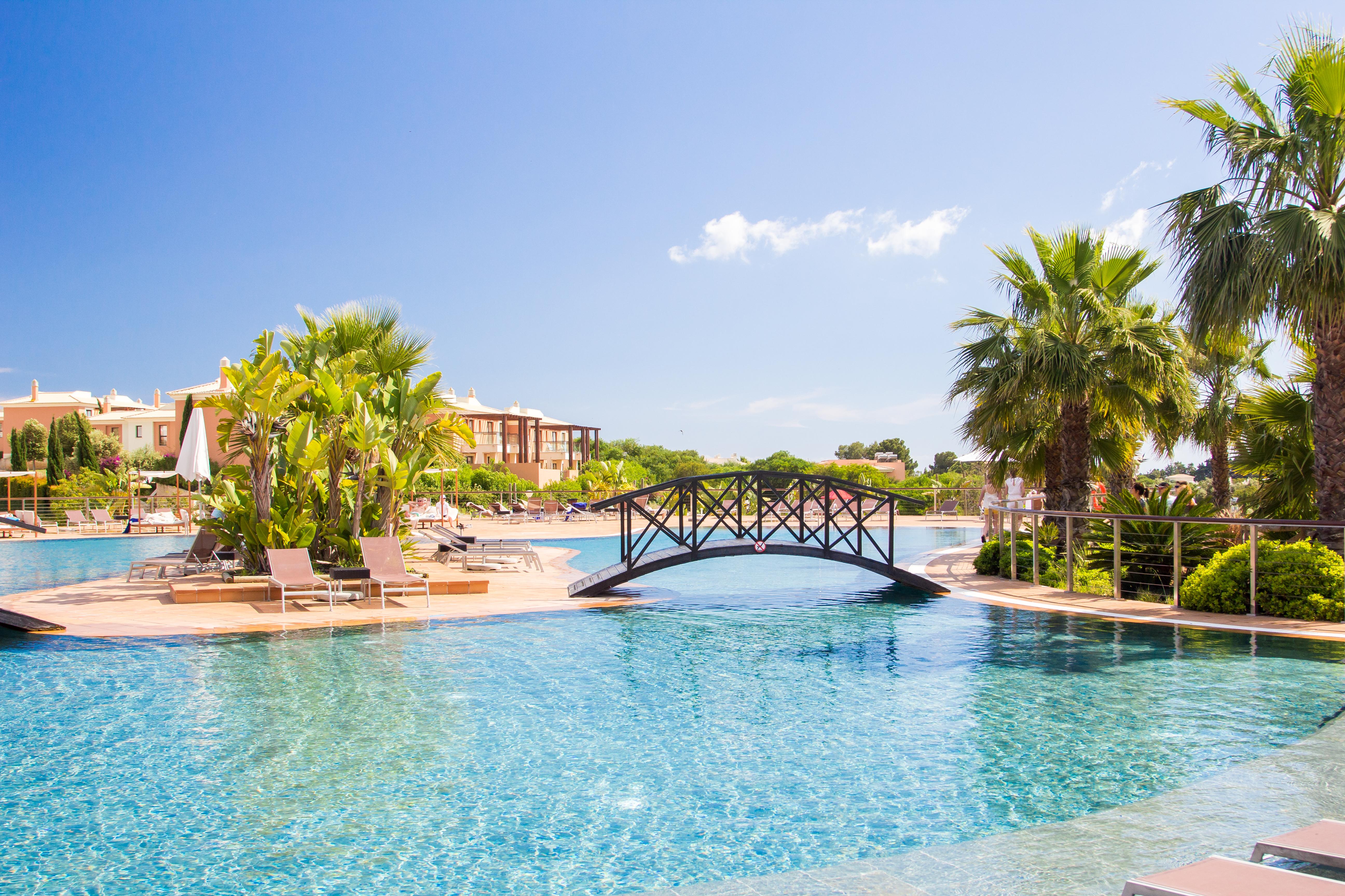 Monte Santo Resort Карвоейро Екстериор снимка The resort's lagoon