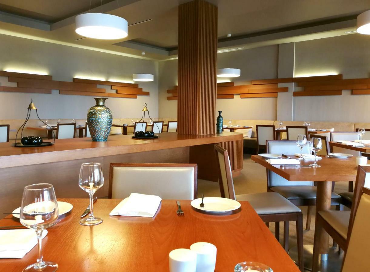 Monte Santo Resort Карвоейро Екстериор снимка Interior of the restaurant